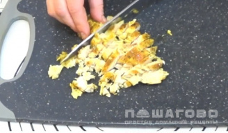 Фото приготовления рецепта: Салат из филе курицы с яичными блинчиками - шаг 2