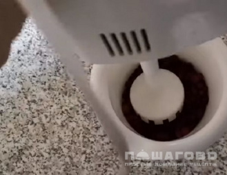 Фото приготовления рецепта: Морс из замороженной клюквы - шаг 1