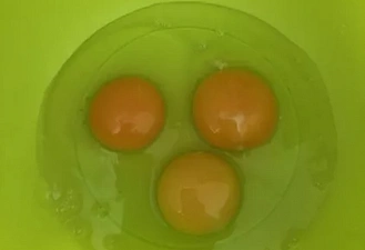 Фото приготовления рецепта: Яичные блинчики - шаг 2