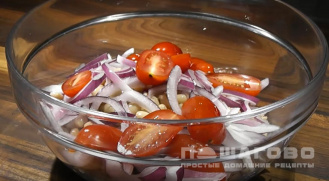 Фото приготовления рецепта: Салат с тунцом и фасолью по-тоскански - шаг 5