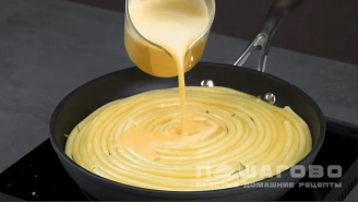 Фото приготовления рецепта: Омлет с макаронами, сыром и зеленью - шаг 3
