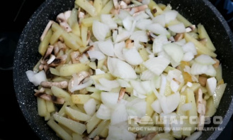 Фото приготовления рецепта: Жареная картошка с шампиньонами и луком на сковороде - шаг 6
