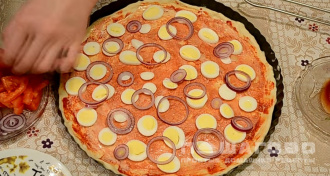 Фото приготовления рецепта: Пицца со шпротами - шаг 7