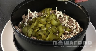Фото приготовления рецепта: Салат с мясом и солеными огурцами - шаг 6