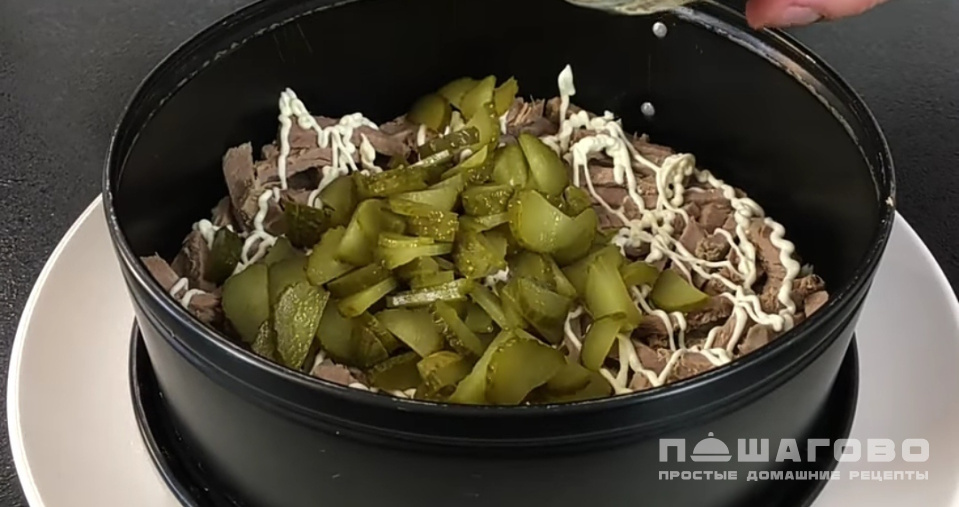 Фото приготовления рецепта: Салат с мясом и солеными огурцами - шаг 6