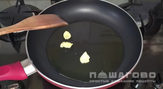 Фото приготовления рецепта: Цезарь по русски с тертым сыром и салатными листьями - шаг 5
