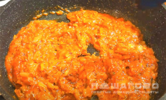 Фото приготовления рецепта: Макароны с килькой в томатном соусе - шаг 4