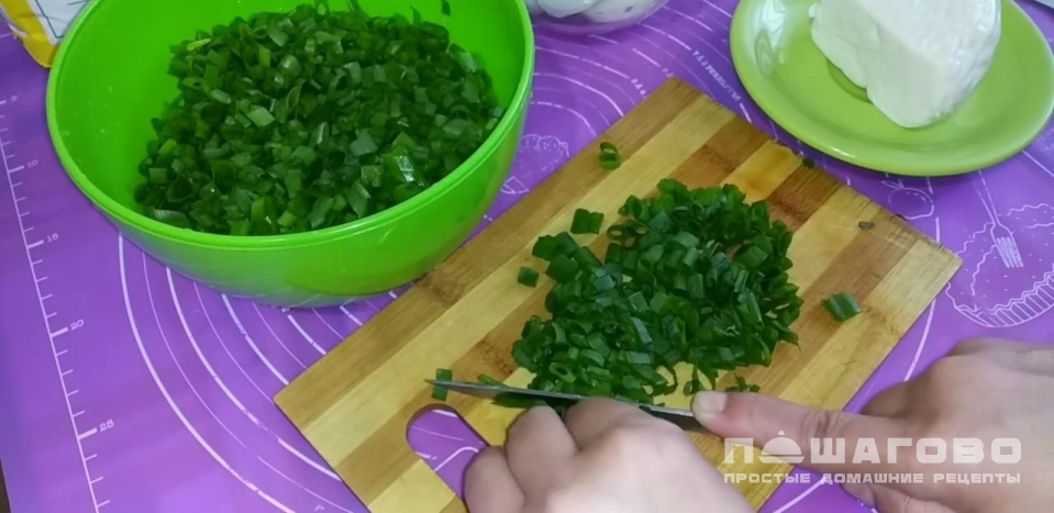 Фото приготовления рецепта: Бабушкины пирожки с сыром и яйцом - шаг 7