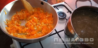 Фото приготовления рецепта: Рисовый суп с картофелем, помидором и чесноком - шаг 5