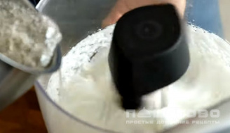 Фото приготовления рецепта: Песочное пирожное корзиночка с белковым кремом и джемом - шаг 5