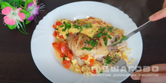 Фото приготовления рецепта: Куриные окорочка с яйцами и овощами на сковороде - шаг 11