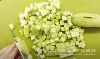 Фото приготовления рецепта: Салат с сухариками и крабовыми палочками - шаг 3