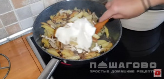 Фото приготовления рецепта: Картошка с опятами в сметане - шаг 8
