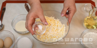 Фото приготовления рецепта: Творожные сырники - шаг 2
