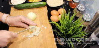 Фото приготовления рецепта: Классический крабовый салат со свежим огурцом - шаг 1