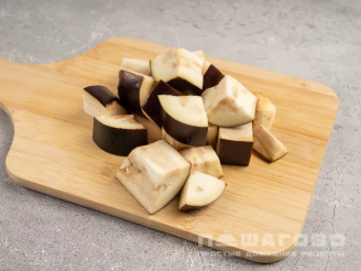 Фото приготовления рецепта: Салат из баклажана на зиму - шаг 2