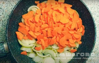 Фото приготовления рецепта: Овощное рагу из кабачков с картофелем - шаг 2