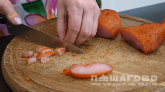 Фото приготовления рецепта: Салат с курицей морковью по-корейски и сухарями - шаг 3