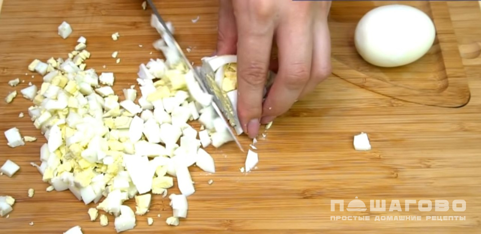 Фото приготовления рецепта: Салат оливье с мясом и свежими огурцами - шаг 8