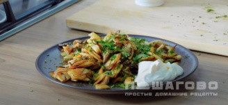 Фото приготовления рецепта: Жареная картошка с грибами и луком - шаг 6