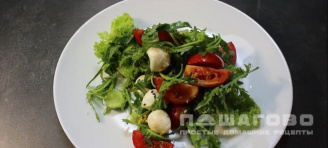 Фото приготовления рецепта: Салат с моцареллой и руколой - шаг 6