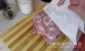 Фото приготовления рецепта: Буженина из карбоната свинины в пиве - шаг 1