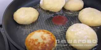 Фото приготовления рецепта: Картофельные пирожки с мясом на сковороде - шаг 16