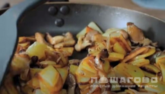 Фото приготовления рецепта: Жареная картошка с грибами и луком - шаг 5