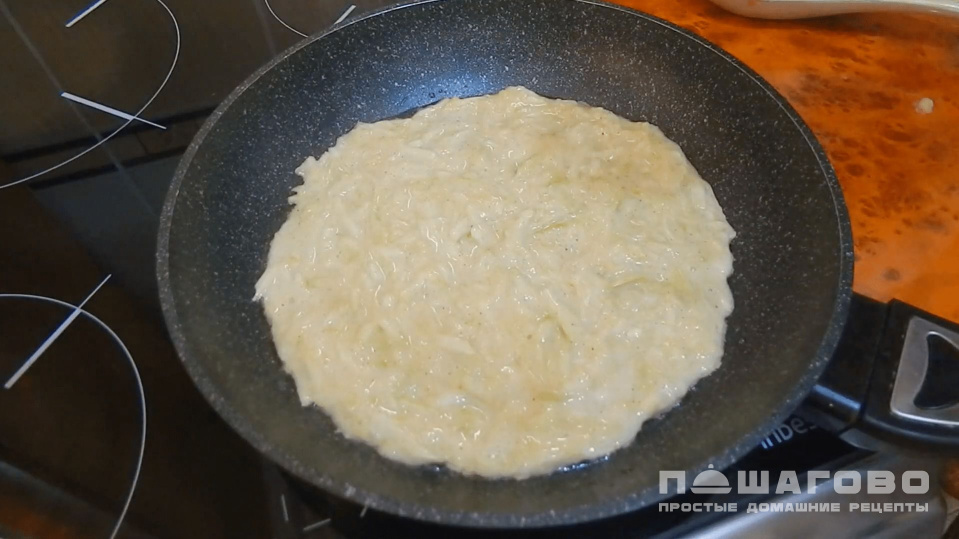 Фото приготовления рецепта: Чебуреки из кабачков с сыром и ветчиной - шаг 2