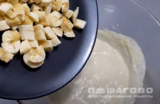 Фото приготовления рецепта: Банановые оладьи на кефире - шаг 3