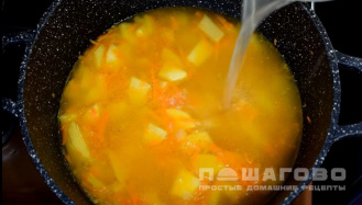Фото приготовления рецепта: Суп с вареным яйцом - шаг 3