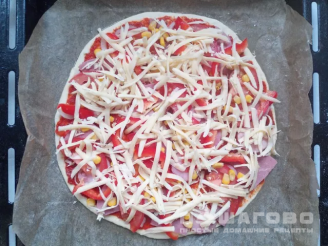 Фото приготовления рецепта: Мясная пицца с итальянской смесью трав - шаг 4