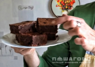 Фото приготовления рецепта: Брауни с темным шоколадом - шаг 4