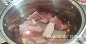 Фото приготовления рецепта: Кислые щи с говядиной и беконом (в духовке) - шаг 2