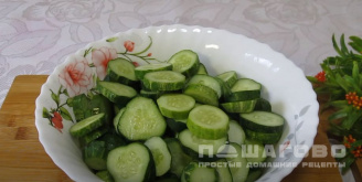 Фото приготовления рецепта: Салат из огурцов и лука на зиму - шаг 3