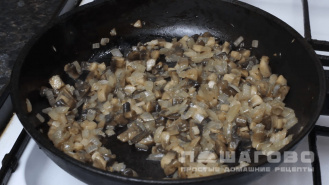 Фото приготовления рецепта: Тарталетки с грибами - шаг 2