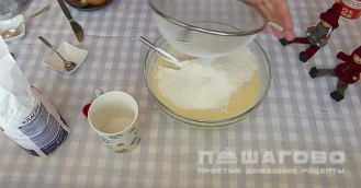 Фото приготовления рецепта: Блинчики на кислом молоке - шаг 4