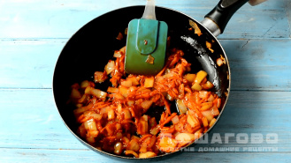 Фото приготовления рецепта: Минтай с морковью и луком в духовке - шаг 1