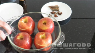 Фото приготовления рецепта: Запеченные яблоки с корицей - шаг 4
