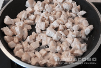 Фото приготовления рецепта: Картофельная запеканка с грибами и сыром - шаг 3