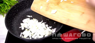 Фото приготовления рецепта: Салат из ананасов с сыром и чесноком - шаг 5