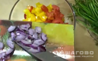 Фото приготовления рецепта: Салат с нутом и свежими овощами - шаг 2