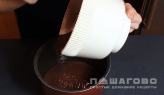 Фото приготовления рецепта: Шоколадный кекс в мультиварке - шаг 6
