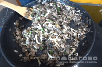 Фото приготовления рецепта: Фаршированные грибы шампиньоны в духовке - шаг 5