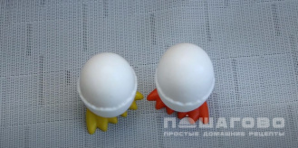 Фото приготовления рецепта: Куриный бульон с лапшой и яйцом - шаг 2