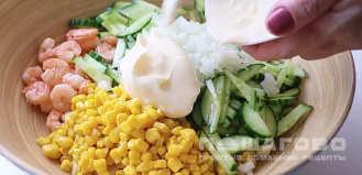 Фото приготовления рецепта: Салат с креветками и кукурузой - шаг 6