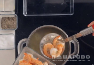 Фото приготовления рецепта: Салат с креветками и кунжутом - шаг 3