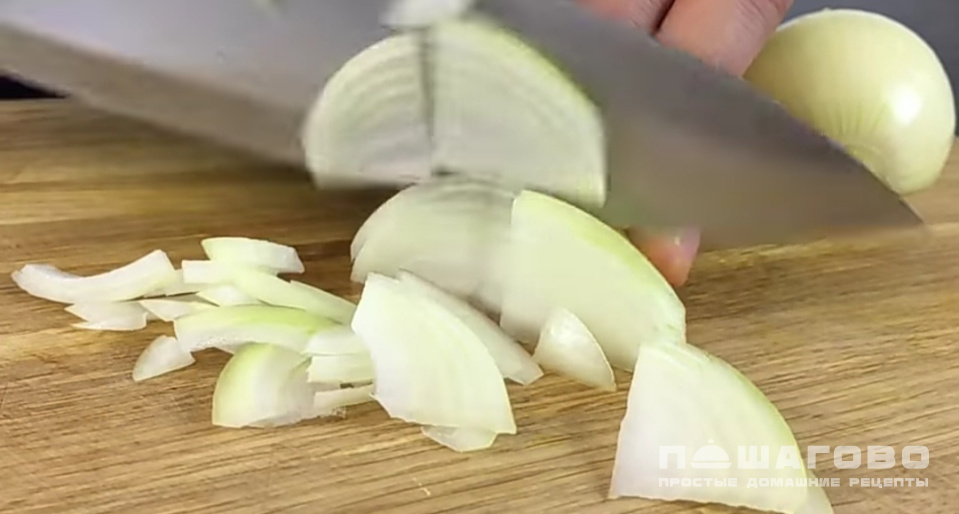 Фото приготовления рецепта: Салат со свининой и огурцами - шаг 4