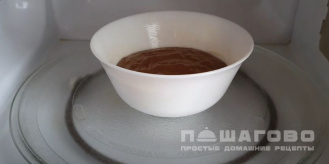 Фото приготовления рецепта: Банановый кекс с какао в микроволновке - шаг 4