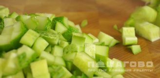 Фото приготовления рецепта: Зеленый греческий салат с брынзой и листьями салата - шаг 3